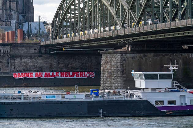 Auswirkungen der Coronavirus Krise, Danke-Banner am Rheinufer, Hohenzollern Brücke, Köln, Deutschland, Corona Krise