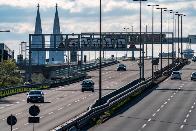 Auswirkungen der Coronavirus Krise, wenig Verkehr auf der Stadtautobahn B 55a, Kölner Dom, Köln, Deutschland, Corona Krise