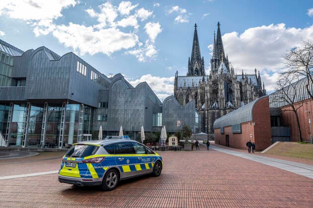 Auswirkungen der Coronavirus Krise, leere Einkaufsstrasse, Streifenwagen der Polizei, Kölner Dom, Heinrich-Böll-Platz, in Köln, Deutschland, Corona Krise