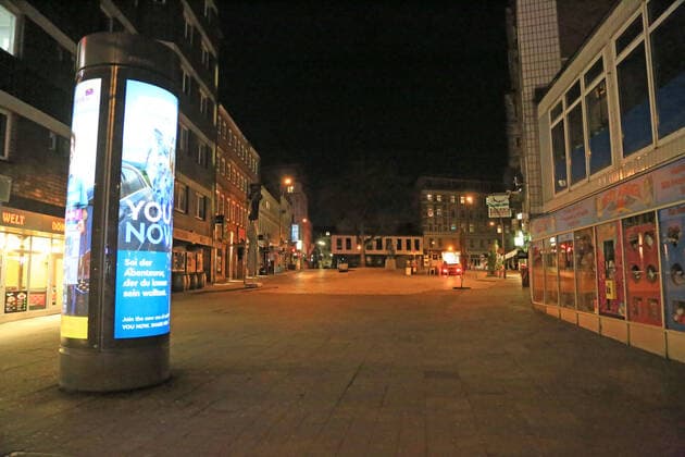 Hamburg der 21.02.2020 Nichts los, Freitag auf der Reeperbahn nachts um halb eins. Der Kiez war in der Nacht von Freitag auf Samstag wie leergefegt. Wo sich sonst Nachtschwärmer durch die Kneipen und Straße schieben war es heute Nacht wie ausgestorben. Polizisten kontrollierten die Ladenschließungen und fuhren Streife. Einige Gastronomen am Hamburger Berg haben aus Angst vor Plünderungen ihre Fenster vernagelt. Kaum Passanten und Touristen machten in der Nacht einen Kiezbummel. Bildinfo: Der Party-Hotspot Hans Albers Platz war frei von der üblichen Partygesellschaft. Nichts los, Freitag auf der Reeperbahn nachts um halb eins, Hamburg-St. Pauli Hamburg Deutschland