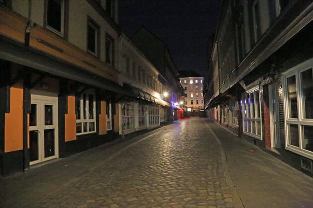 Hamburg der 21.02.2020 Nichts los, Freitag auf der Reeperbahn nachts um halb eins. Der Kiez war in der Nacht von Freitag auf Samstag wie leergefegt. Wo sich sonst Nachtschwärmer durch die Kneipen und Straße schieben war es heute Nacht wie ausgestorben. Polizisten kontrollierten die Ladenschließungen und fuhren Streife. Einige Gastronomen am Hamburger Berg haben aus Angst vor Plünderungen ihre Fenster vernagelt. Kaum Passanten und Touristen machten in der Nacht einen Kiezbummel. Bildinfo: Ebbe auch in der Herbertstraße. Wo sonst leichte Damen ihre Dienste anbieten, sind alle Fenster dunkel und verlassen. Nichts los, Freitag auf der Reeperbahn nachts um halb eins, Hamburg-St. Pauli Hamburg Deutschland