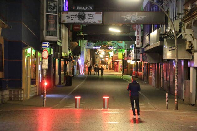 Hamburg der 21.02.2020 Nichts los, Freitag auf der Reeperbahn nachts um halb eins. Der Kiez war in der Nacht von Freitag auf Samstag wie leergefegt. Wo sich sonst Nachtschwärmer durch die Kneipen und Straße schieben war es heute Nacht wie ausgestorben. Polizisten kontrollierten die Ladenschließungen und fuhren Streife. Einige Gastronomen am Hamburger Berg haben aus Angst vor Plünderungen ihre Fenster vernagelt. Kaum Passanten und Touristen machten in der Nacht einen Kiezbummel. Bildinfo: Ungewöhnliches Bild! In der Partymeile Große Freiheit und Beatles Platz war alles ruhig und beschaulich. Auch hier von Party keine Spur. Nichts los, Freitag auf der Reeperbahn nachts um halb eins, Hamburg-St. Pauli Hamburg Deutschland