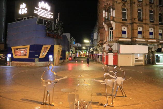 Hamburg der 21.02.2020 Nichts los, Freitag auf der Reeperbahn nachts um halb eins. Der Kiez war in der Nacht von Freitag auf Samstag wie leergefegt. Wo sich sonst Nachtschwärmer durch die Kneipen und Straße schieben war es heute Nacht wie ausgestorben. Polizisten kontrollierten die Ladenschließungen und fuhren Streife. Einige Gastronomen am Hamburger Berg haben aus Angst vor Plünderungen ihre Fenster vernagelt. Kaum Passanten und Touristen machten in der Nacht einen Kiezbummel. Bildinfo: Ungewöhnliches Bild! In der Partymeile Große Freiheit und Beatles Platz war alles ruhig und beschaulich. Auch hier von Party keine Spur. Nichts los, Freitag auf der Reeperbahn nachts um halb eins, Hamburg-St. Pauli Hamburg Deutschland