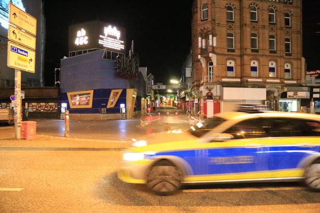 Hamburg der 21.02.2020 Nichts los, Freitag auf der Reeperbahn nachts um halb eins. Der Kiez war in der Nacht von Freitag auf Samstag wie leergefegt. Wo sich sonst Nachtschwärmer durch die Kneipen und Straße schieben war es heute Nacht wie ausgestorben. Polizisten kontrollierten die Ladenschließungen und fuhren Streife. Einige Gastronomen am Hamburger Berg haben aus Angst vor Plünderungen ihre Fenster vernagelt. Kaum Passanten und Touristen machten in der Nacht einen Kiezbummel. Bildinfo: Polizeiwagen zogen einsam und ruhig ihre Runden auf der Reeperbahn und über den Kiez. Nichts los, Freitag auf der Reeperbahn nachts um halb eins, Hamburg-St. Pauli Hamburg Deutschland