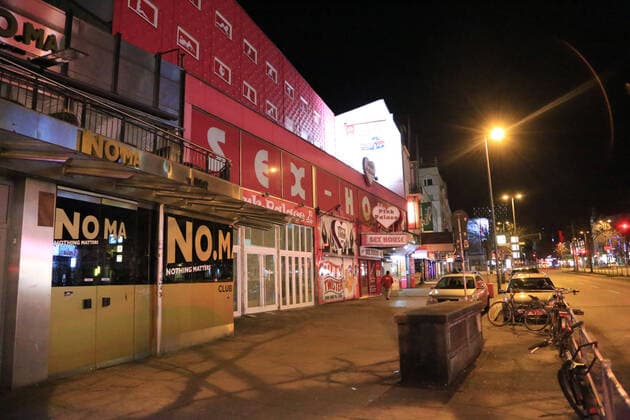News Bilder des Tages Hamburg der 21.02.2020 Nichts los, Freitag auf der Reeperbahn nachts um halb eins. Der Kiez war in der Nacht von Freitag auf Samstag wie leergefegt. Wo sich sonst Nachtschwärmer durch die Kneipen und Straße schieben war es heute Nacht wie ausgestorben. Polizisten kontrollierten die Ladenschließungen und fuhren Streife. Einige Gastronomen am Hamburger Berg haben aus Angst vor Plünderungen ihre Fenster vernagelt. Kaum Passanten und Touristen machten in der Nacht einen Kiezbummel. Bildinfo: Auch Bordelle hatten geschlossen. Das Laufhaus Pink Palace hat die Türen geschlossen. Nichts los, Freitag auf der Reeperbahn nachts um halb eins, Hamburg-St. Pauli Hamburg Deutschland