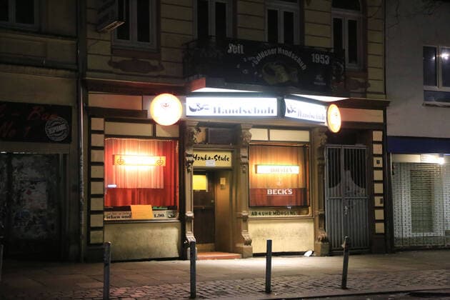 News Bilder des Tages Hamburg der 21.02.2020 Nichts los, Freitag auf der Reeperbahn nachts um halb eins. Der Kiez war in der Nacht von Freitag auf Samstag wie leergefegt. Wo sich sonst Nachtschwärmer durch die Kneipen und Straße schieben war es heute Nacht wie ausgestorben. Polizisten kontrollierten die Ladenschließungen und fuhren Streife. Einige Gastronomen am Hamburger Berg haben aus Angst vor Plünderungen ihre Fenster vernagelt. Kaum Passanten und Touristen machten in der Nacht einen Kiezbummel. Bildinfo: Die Honka-Stube Goldener Handschuh im Hamburger Berg ist geschlossen. Ein Schild weißt auf den Coronavirus hin. Offensichtlich wird die Zwangsschließung für notwendige Renovierungsarbeiten genutzt. Nichts los, Freitag auf der Reeperbahn nachts um halb eins, Hamburg-St. Pauli Hamburg Deutschland