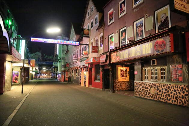 Hamburg der 21.02.2020 Nichts los, Freitag auf der Reeperbahn nachts um halb eins. Der Kiez war in der Nacht von Freitag auf Samstag wie leergefegt. Wo sich sonst Nachtschwärmer durch die Kneipen und Straße schieben war es heute Nacht wie ausgestorben. Polizisten kontrollierten die Ladenschließungen und fuhren Streife. Einige Gastronomen am Hamburger Berg haben aus Angst vor Plünderungen ihre Fenster vernagelt. Kaum Passanten und Touristen machten in der Nacht einen Kiezbummel. Bildinfo: Ungewöhnliches Bild! In der Partymeile Große Freiheit und Beatles Platz war alles ruhig und beschaulich. Auch hier von Party keine Spur. Nichts los, Freitag auf der Reeperbahn nachts um halb eins, Hamburg-St. Pauli Hamburg Deutschland