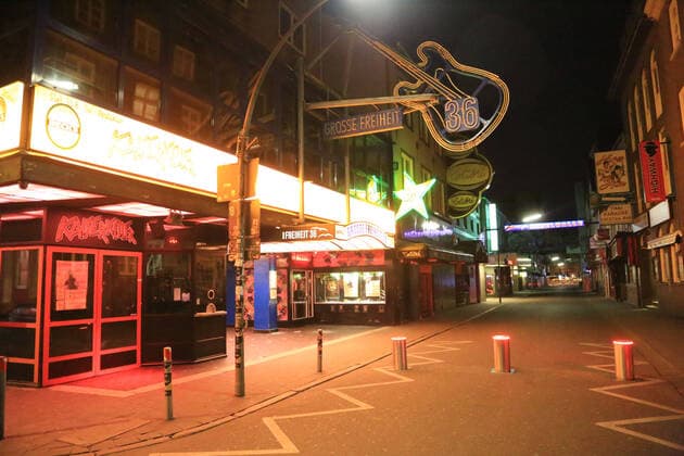 Hamburg der 21.02.2020 Nichts los, Freitag auf der Reeperbahn nachts um halb eins. Der Kiez war in der Nacht von Freitag auf Samstag wie leergefegt. Wo sich sonst Nachtschwärmer durch die Kneipen und Straße schieben war es heute Nacht wie ausgestorben. Polizisten kontrollierten die Ladenschließungen und fuhren Streife. Einige Gastronomen am Hamburger Berg haben aus Angst vor Plünderungen ihre Fenster vernagelt. Kaum Passanten und Touristen machten in der Nacht einen Kiezbummel. Bildinfo: Ungewöhnliches Bild! In der Partymeile Große Freiheit und Beatles Platz war alles ruhig und beschaulich. Auch hier von Party keine Spur. Nichts los, Freitag auf der Reeperbahn nachts um halb eins, Hamburg-St. Pauli Hamburg Deutschland