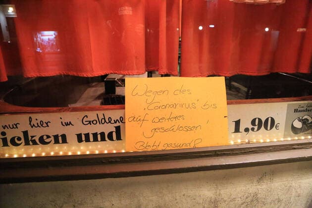 Hamburg der 21.02.2020 Nichts los, Freitag auf der Reeperbahn nachts um halb eins. Der Kiez war in der Nacht von Freitag auf Samstag wie leergefegt. Wo sich sonst Nachtschwärmer durch die Kneipen und Straße schieben war es heute Nacht wie ausgestorben. Polizisten kontrollierten die Ladenschließungen und fuhren Streife. Einige Gastronomen am Hamburger Berg haben aus Angst vor Plünderungen ihre Fenster vernagelt. Kaum Passanten und Touristen machten in der Nacht einen Kiezbummel. Bildinfo: Die Honka-Stube Goldener Handschuh im Hamburger Berg ist geschlossen. Ein Schild weißt auf den Coronavirus hin. Offensichtlich wird die Zwangsschließung für notwendige Renovierungsarbeiten genutzt. Nichts los, Freitag auf der Reeperbahn nachts um halb eins, Hamburg-St. Pauli Hamburg Deutschland