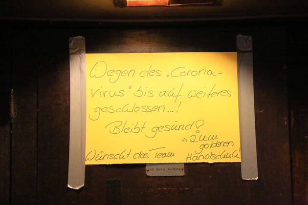 Hamburg der 21.02.2020 Nichts los, Freitag auf der Reeperbahn nachts um halb eins. Der Kiez war in der Nacht von Freitag auf Samstag wie leergefegt. Wo sich sonst Nachtschwärmer durch die Kneipen und Straße schieben war es heute Nacht wie ausgestorben. Polizisten kontrollierten die Ladenschließungen und fuhren Streife. Einige Gastronomen am Hamburger Berg haben aus Angst vor Plünderungen ihre Fenster vernagelt. Kaum Passanten und Touristen machten in der Nacht einen Kiezbummel. Bildinfo: Die Honka-Stube Goldener Handschuh im Hamburger Berg ist geschlossen. Ein Schild weißt auf den Coronavirus hin. Offensichtlich wird die Zwangsschließung für notwendige Renovierungsarbeiten genutzt. Nichts los, Freitag auf der Reeperbahn nachts um halb eins, Hamburg-St. Pauli Hamburg Deutschland