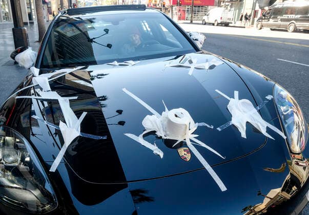 News Bilder des Tages March 21, 2020, Los Angeles, California, U.S: A Porsche is decorated with toilet papers is seen on Hollywood Boulevard on Saturday, March 21, 2020, in Los Angeles. California Gov. Gavin Newsom issued a statewide stay-at-home order Thursday for residents to venture outside only for essential jobs, errands and some exercise, due to coronavirus concerns. Los Angeles U.S. - ZUMAc68_ 20200321_zaf_c68_020 Copyright: xRingoxChiux