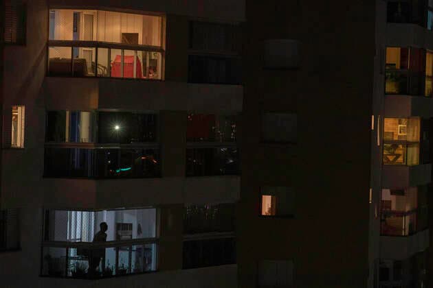 SÃO PAULO, SP - 21.03.2020: PESSOAS PERMANECEM EM CASA EM SP - People are seen at home in a neighborhood on the south side of São Paulo on Saturday night (21). New & 39;potp; 39; 39; were registered in protest against President Jair Bolsonaro. The city will be quarant this Tuesdaesday as a preventive measure in the fight against the new Corona Virus. x1896007x  BrunoxRocha