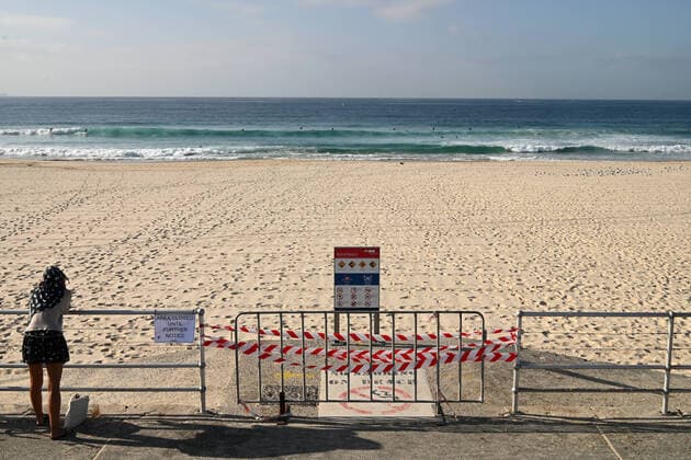 News Bilder des Tages BONDI BEACH CORONAVIRUS CLOSURE, A looks towards the water at a closed at Bondi Beach in Sydney, Sunday, March 22, 2020. Beachgoers drew condemnation on Friday when tens of thousands of people flouted social distancing rules, which have been put in place in an effort to limit the spread of COVID-19. ( NO ARCHIVING, EDITORIAL USE ONLY, NO USE IN BOOKS WITHOUT CONSENT SYDNEY NSW AUSTRALIA  Copyright: xJOELxCARRETTx 20200322001458673728