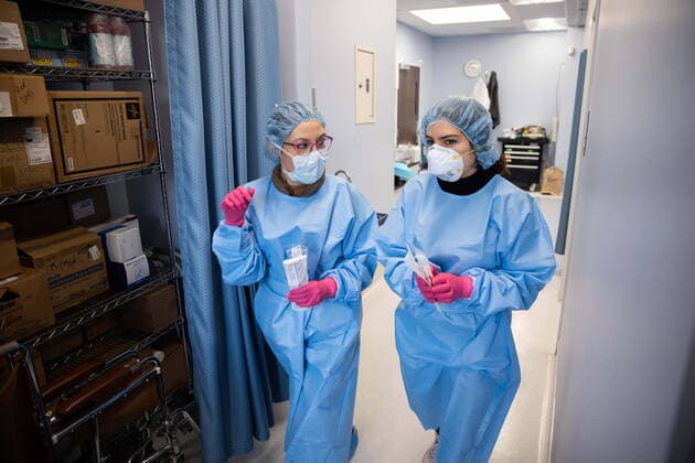 News Bilder des Tages March 21, 2020, San Mateo, California, USA: DR. MELBA HERRERA and CLARISSA NEWMAN walking out to the parking lot of the medical office to collect samples for coronavirus testing. San Mateo USA  - ZUMA 20200321_mda_h167_018 Copyright: xChrisxHardyx