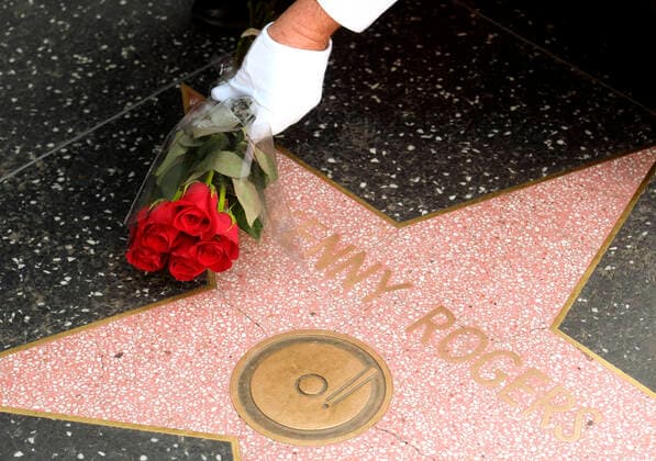 Bilder des Jahres 2020, Entertainment 03 März Entertainment Themen der Woche KW12 March 21, 2020, Hollywood, California, USA: GREGG DONOVAN wearing white gloves, places a bouquet of beautiful red roses at the star of Kenny Rogers on the Hollywood Walk of Fame, Saturday. The longtime singing legend and acting star died late Friday at the age of 81. Hollywood USA - ZUMAc68_ 20200321_zaf_c68_003 Copyright: xRingoxChiux