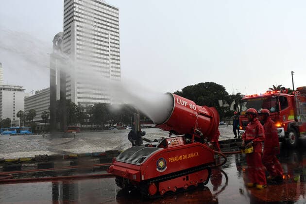 January 1, 2006, Jakarta, Jakarta, Indonesia: Firefighters spray disinfectant liquid in the Bundaran Hotel Indonesia area, Jakarta, on March, 22,2020. The Jakarta Provincial Government sprayed public facilities using disinfectant liquids in five areas of DKI Jakarta to prevent the spread of the Corona virus or COVID-19. Jakarta Indonesia - ZUMAr173 20060101_zip_r173_001 Copyright: xDasrilxRoszandix