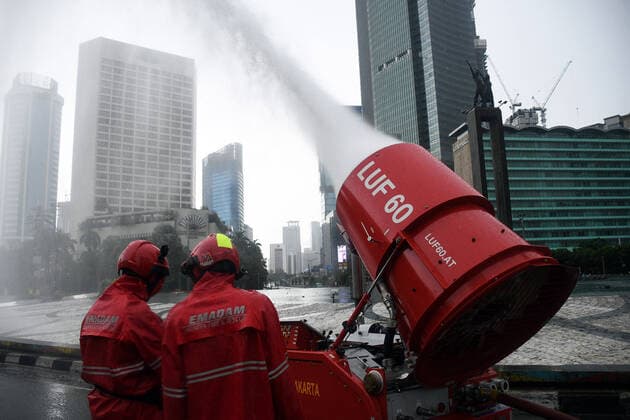 News Bilder des Tages January 1, 2006, Jakarta, Jakarta, Indonesia: Firefighters spray disinfectant liquid in the Bundaran Hotel Indonesia area, Jakarta, on March, 22,2020. The Jakarta Provincial Government sprayed public facilities using disinfectant liquids in five areas of DKI Jakarta to prevent the spread of the Corona virus or COVID-19. Jakarta Indonesia - ZUMAr173 20060101_zip_r173_003 Copyright: xDasrilxRoszandix