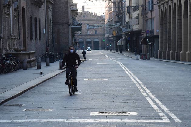 (200321) -- BOLOGNA (ITALY), March 21, 2020 (Xinhua) -- A man wearing a face mask rides a bike in Bologna, Italy, March 21, 2020. Italy reported 6,557 new cases of coronavirus on Saturday, raising the total to 53,578 since the pandemic first broke out in its north on Feb. 21, according to the latest data provided by the Civil Protection Department managing the COVID-19 emergency. (Photo by Gianni Schicchi Xinhua) ITALY-BOLOGNA-COVID-19-CASES 