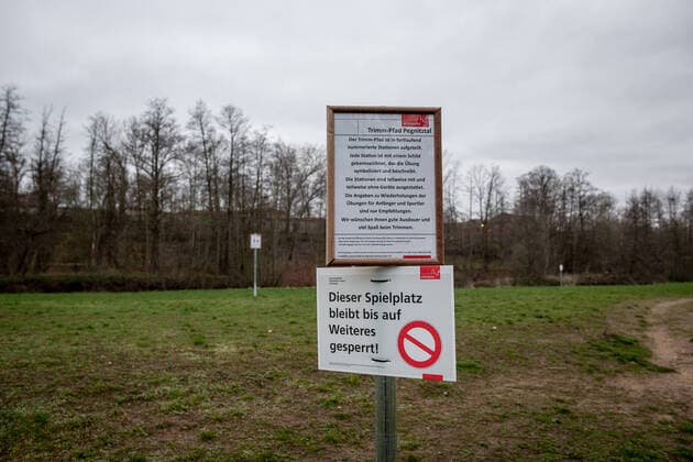 Themenfoto: Verbote wegen Coronavirus, Corona Virus, Covid-19 Trimm Dich Pfad an der Theodor Heuss Bruecke gesperrt Verbotsschild Spielplatz, Themenfoto: Verbote wegen Coronavirus in Nuernberg Pegnitztal, Corona Virus, Covid-19, Copyright: xThomasxHahnx Eibner-Pressefotox EP_thn