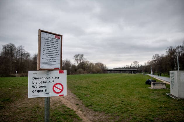 Themenfoto: Verbote wegen Coronavirus, Corona Virus, Covid-19 Trimm Dich Pfad an der Theodor Heuss Bruecke gesperrt Verbotsschild Spielplatz, Themenfoto: Verbote wegen Coronavirus in Nuernberg Pegnitztal, Corona Virus, Covid-19, Copyright: xThomasxHahnx Eibner-Pressefotox EP_thn