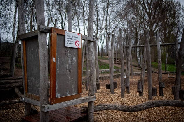 Themenfoto: Verbote wegen Coronavirus, Corona Virus, Covid-19 Spielplatz mit Verbotsschild Pegnitztal, Themenfoto: Verbote wegen Coronavirus, Corona Virus, Covid-19, Copyright: xThomasxHahnx Eibner-Pressefotox EP_thn