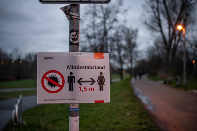 News Bilder des Tages Themenfoto: Verbote wegen Coronavirus, Corona Virus, Covid-19 Mindestabstand 1,5m Schild im Dunkeln mit Leuten im Hintergrund, Themenfoto: Verbote wegen Coronavirus, Corona Virus, Covid-19, Copyright: xThomasxHahnx Eibner-Pressefotox EP_thn