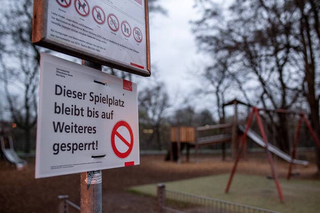 Themenfoto: Verbote wegen Coronavirus, Corona Virus, Covid-19 Spielplatz geschlossen gesperrt am Abend bedrohlich dunkel, Themenfoto: Verbote wegen Coronavirus, Corona Virus, Covid-19, Copyright: xThomasxHahnx Eibner-Pressefotox EP_thn