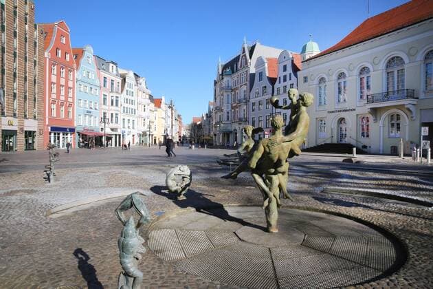 Blick am Sonnabend (21.03.2020) auf das Stadtzentrum von Rostock. Das öffentliche Leben ist in der Hansestadt nahezu zum Erliegen gekommen. Dort wo sich am Wochenende Tausende Menschen tummeln herrscht mittlerweile infolge der Corona - Epidemie gähnende Leere. Nur wenige Menschen sind auf der Meile zwischen dem Neuen Markt und dem Kröpeliner Tor zu sehen. Kaum ein Kinderlachen, Musik oder Menschen die sich unterhalten. Man könnte meinen die Stadt sei ausgestorben.