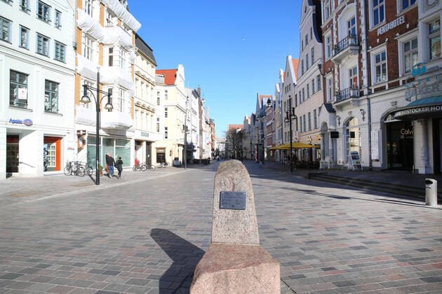 Blick am Sonnabend (21.03.2020) auf das Stadtzentrum von Rostock. Das öffentliche Leben ist in der Hansestadt nahezu zum Erliegen gekommen. Dort wo sich am Wochenende Tausende Menschen tummeln herrscht mittlerweile infolge der Corona - Epidemie gähnende Leere. Nur wenige Menschen sind auf der Meile zwischen dem Neuen Markt und dem Kröpeliner Tor zu sehen. Kaum ein Kinderlachen, Musik oder Menschen die sich unterhalten. Man könnte meinen die Stadt sei ausgestorben.