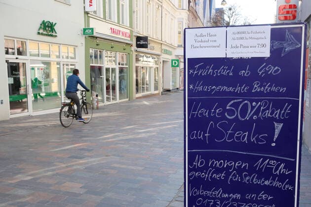 Blick am Sonnabend (21.03.2020) auf das Stadtzentrum von Rostock. Das öffentliche Leben ist in der Hansestadt nahezu zum Erliegen gekommen. Dort wo sich am Wochenende Tausende Menschen tummeln herrscht mittlerweile infolge der Corona - Epidemie gähnende Leere. Nur wenige Menschen sind auf der Meile zwischen dem Neuen Markt und dem Kröpeliner Tor zu sehen. Kaum ein Kinderlachen, Musik oder Menschen die sich unterhalten. Man könnte meinen die Stadt sei ausgestorben.