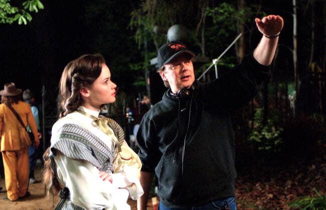 Alexis Bledel, director Jay Russell on the set of TUCK EVERLASTING, 2002, (c) Walt Disney courtesy Everett Collection Walt Disney Co. Courtesy Everett Collection !ACHTUNG AUFNAHMEDATUM GESCHÃ„TZT! PUBLICATIONXNOTxINxCANxCHNxFRAxITAxJPNxNORxPOLxRUSxESPxUKxUSA Copyright: xWaltxDisneyxCo. CourtesyxEverettxCollectionx MCDTUEV EC017