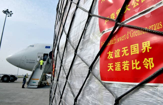 News Bilder des Tages (200322) -- ZHENGZHOU, March 22, 2020 -- Staff load donated materials onto a cargo plane at Xinzheng International Airport in Zhengzhou, capital of central China s Henan Province, March 22, 2020. The first batch of medical supplies donated by China s Henan Province, including 500,000 surgical masks and 100,000 pairs of medical gloves, departed from Zhengzhou on Sunday for Luxembourg by direct airline along the Air Silk Road linking Luxembourg with Zhengzhou to help Luxembourg fight the COVID-19. ) CHINA-HENAN-COVID-19-LUXEMBOURG-DONATED MATERIALS-DEPARTURE (CN) LixJianan 