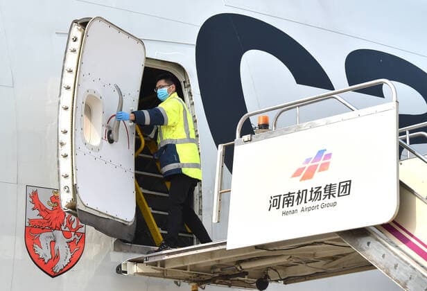 (200322) -- ZHENGZHOU, March 22, 2020 -- A staff member closes the hatch of the cargo plane tranporting donated materials at Xinzheng International Airport in Zhengzhou, capital of central China s Henan Province, March 22, 2020. The first batch of medical supplies donated by China s Henan Province, including 500,000 surgical masks and 100,000 pairs of medical gloves, departed from Zhengzhou on Sunday for Luxembourg by direct airline along the Air Silk Road linking Luxembourg with Zhengzhou to help Luxembourg fight the COVID-19. ) CHINA-HENAN-COVID-19-LUXEMBOURG-DONATED MATERIALS-DEPARTURE (CN) LixJianan 