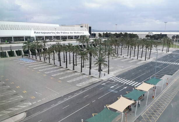 Coronavirus - Flughafen Palma de Mallorca 21.03.2020, ESP, Spanien, Mallorca, Palma: Menschenleer ist der Platz vor dem Flughafen Palma de Mallorca (fotografiert durch eine Glasscheibe). An dem Flughafen findet wegen der Coronavirus-Krise so gut wie kein Flugverkehr mehr statt. Palma de Mallorca Mallorca Spanien