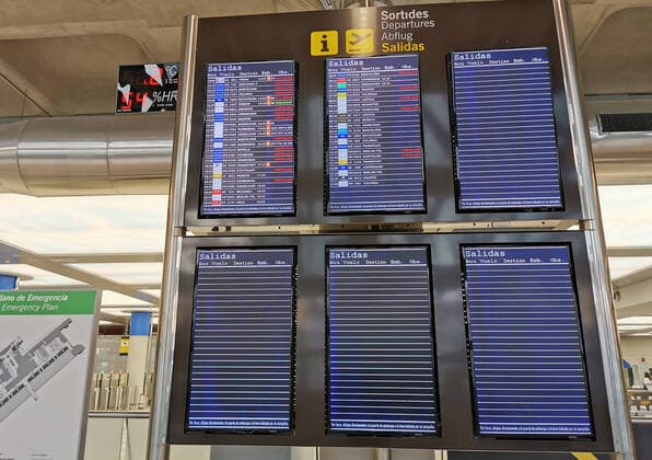 Coronavirus - Flughafen Palma de Mallorca 21.03.2020, ESP, Spanien, Mallorca, Palma: Auf einer Anzeigentafel werden am Flughafen Palma de Mallorca nur wenige Verbindungen, darunter viele gestrichene Flüge angezeigt. An dem Flughafen findet wegen der Coronavirus-Krise so gut wie kein Flugverkehr mehr statt. Palma de Mallorca Mallorca Spanien