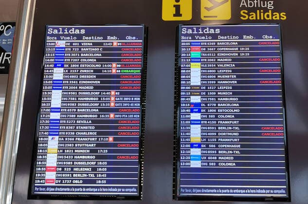 Coronavirus - Flughafen Palma de Mallorca 21.03.2020, ESP, Spanien, Mallorca, Palma: Auf einer Anzeigentafel werden am Flughafen Palma de Mallorca u.a. zahlreiche gestrichene Flüge angezeigt. An dem Flughafen findet wegen der Coronavirus-Krise so gut wie kein Flugverkehr mehr statt. Palma de Mallorca Mallorca Spanien