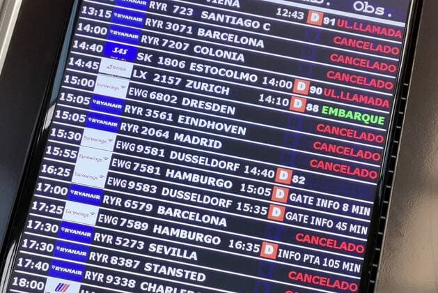 Coronavirus - Flughafen Palma de Mallorca 21.03.2020, ESP, Spanien, Mallorca, Palma: Auf einer Anzeigentafel werden am Flughafen Palma de Mallorca u.a. zahlreiche gestrichene Flüge angezeigt. An dem Flughafen findet wegen der Coronavirus-Krise so gut wie kein Flugverkehr mehr statt. Palma de Mallorca Mallorca Spanien