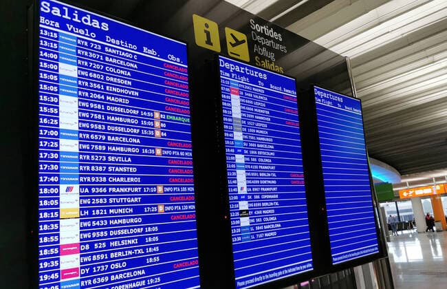 Coronavirus - Flughafen Palma de Mallorca 21.03.2020, ESP, Spanien, Mallorca, Palma: Auf einer Anzeigentafel werden am Flughafen Palma de Mallorca nur wenige Verbindungen, darunter viele gestrichene Flüge angezeigt. An dem Flughafen findet wegen der Coronavirus-Krise so gut wie kein Flugverkehr mehr statt. Palma de Mallorca Mallorca Spanien