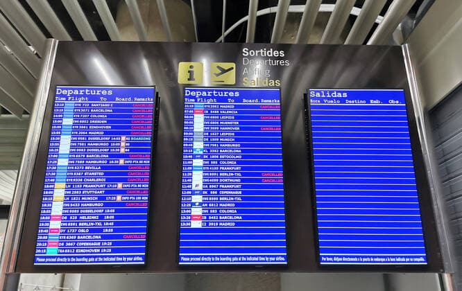 Coronavirus - Flughafen Palma de Mallorca 21.03.2020, ESP, Spanien, Mallorca, Palma: Auf einer Anzeigentafel werden am Flughafen Palma de Mallorca nur wenige Verbindungen, darunter viele gestrichene Flüge angezeigt. An dem Flughafen findet wegen der Coronavirus-Krise so gut wie kein Flugverkehr mehr statt. Palma de Mallorca Mallorca Spanien