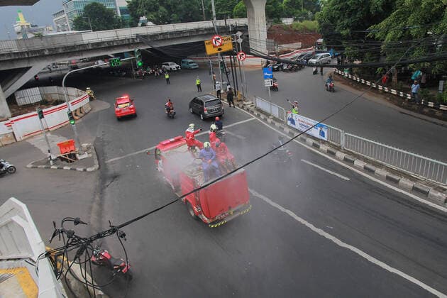 Prevent Coronavirus on Public Roads Officers spray disinfectant liquid on the streets of East Jakarta City, DKI Jakarta Province, Indonesia, Sunday, March 22, 2020. This is to prevent the spread of the corona virus (covid-19).  Copyright: xYogixAronxSidabaribax xOpnxImagex
