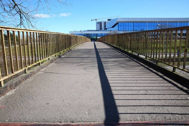 Blick am Sonnabend (21.03.2020) auf die leere Fußgängerbrücke über den Südring in Rostock. Das öffentliche Leben ist in der Hansestadt nahezu zum Erliegen gekommen. Dort wo sich am Wochenende Tausende Menschen tummeln herrscht mittlerweile infolge der Corona - Epidemie gähnende Leere. Nur wenige Menschen sind auf den Straßen unterwegs. Man könnte meinen die Stadt sei ausgestorben.