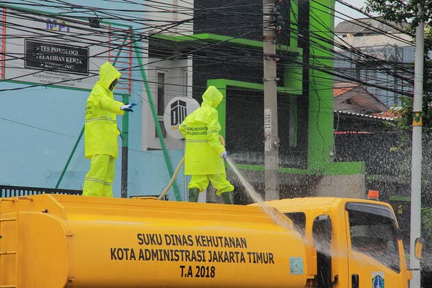 Prevent Coronavirus on Public Roads Officers spray disinfectant liquid on the streets of East Jakarta City, DKI Jakarta Province, Indonesia, Sunday, March 22, 2020. This is to prevent the spread of the corona virus (covid-19).  Copyright: xYogixAronxSidabaribax xOpnxImagex