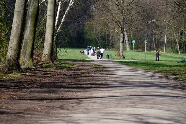 Köln, 21.03.2020, Corona-Zeit, Spazieren,Radfahren, Symbolfoto, Park, Müngersdorf,