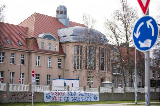Ein Dankes-Banner hängt vor der Universitätsklinik in Rostock. Rostock
