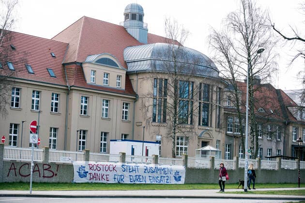 Ein Dankes-Banner hängt vor der Universitätsklinik in Rostock. Rostock