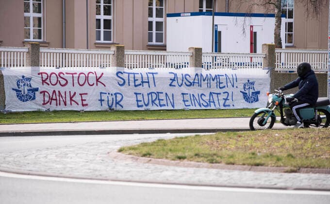 News Bilder des Tages Ein Dankes-Banner hängt vor der Universitätsklinik in Rostock. Rostock
