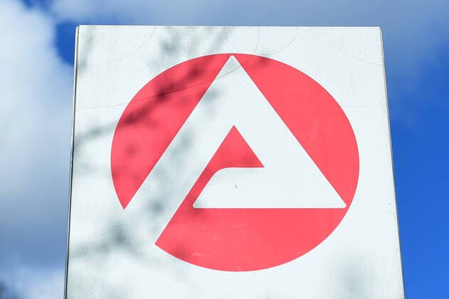 Agentur für Arbeit am 21.03.2020 in Essen ( Nordrhein-Westfalen ) Die Bundesagentur für Arbeit ( BA, ehemals Bundesanstalt für Arbeit, umgangssprachlich Arbeitsamt ) ist die Verwaltungsträgerin der deutschen Arbeitslosenversicherung mit Sitz in Nürnberg.