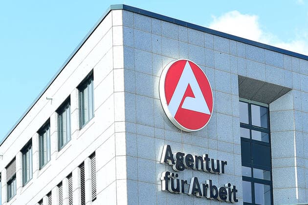 Agentur für Arbeit am 21.03.2020 in Essen ( Nordrhein-Westfalen ) Die Bundesagentur für Arbeit ( BA, ehemals Bundesanstalt für Arbeit, umgangssprachlich Arbeitsamt ) ist die Verwaltungsträgerin der deutschen Arbeitslosenversicherung mit Sitz in Nürnberg.