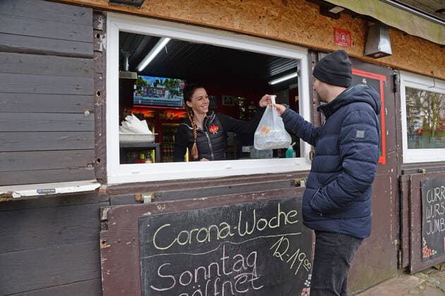 Hamburg, der 21.03.2020 Harburgs Kult-Currywurst-Brater Stefan Labann setzt auf Kreativität um das Geschäft in seiner Bruzzelhütte an der Bremer Straße aufrechtzuerhalten. Unter dem Motto Corona-Woche hat er seinen Betrieb radikal umgestellt. Der Verkauf erfolgt nicht mehr wie sonst in der regelmäßig dicht gefülleten Bude, sondern ausschließlich am Fenster. Aus Abstandsmarkierungen macht er ein lustiges Kinderspiel mit springen, hüpfen, krabbeln. Und ZABS - Zum Auto Bring Service hat er ins Leben gerufen. Mitarbeiter bringen nach telefonischer Bestellung die Currywurst direkt ans Auto. Der Gastronom und die Bruzzelhütte sind bekannt durch Funk & Fernsehen. So fand nach einem Schärfewettessen dort der erste Rettungseinsatz statt (Bild berichtete) und unvergessene Momente wo er Joko&Class, sowie Dieter Bohlen im Supertalent