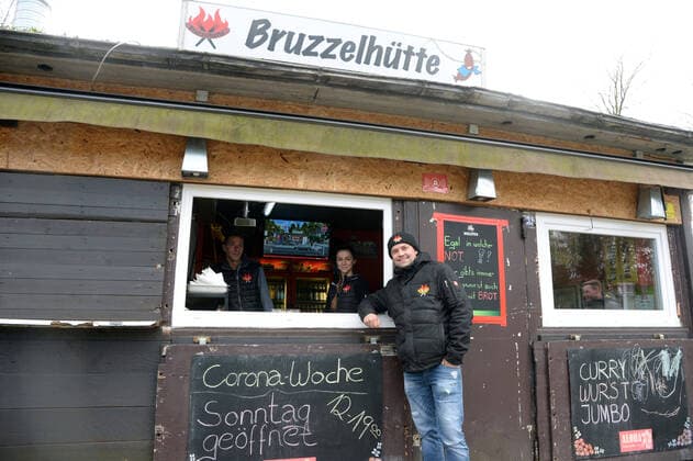 Hamburg, der 21.03.2020 Harburgs Kult-Currywurst-Brater Stefan Labann setzt auf Kreativität um das Geschäft in seiner Bruzzelhütte an der Bremer Straße aufrechtzuerhalten. Unter dem Motto Corona-Woche hat er seinen Betrieb radikal umgestellt. Der Verkauf erfolgt nicht mehr wie sonst in der regelmäßig dicht gefülleten Bude, sondern ausschließlich am Fenster. Aus Abstandsmarkierungen macht er ein lustiges Kinderspiel mit springen, hüpfen, krabbeln. Und ZABS - Zum Auto Bring Service hat er ins Leben gerufen. Mitarbeiter bringen nach telefonischer Bestellung die Currywurst direkt ans Auto. Der Gastronom und die Bruzzelhütte sind bekannt durch Funk & Fernsehen. So fand nach einem Schärfewettessen dort der erste Rettungseinsatz statt (Bild berichtete) und unvergessene Momente wo er Joko&Class, sowie Dieter Bohlen im Supertalent